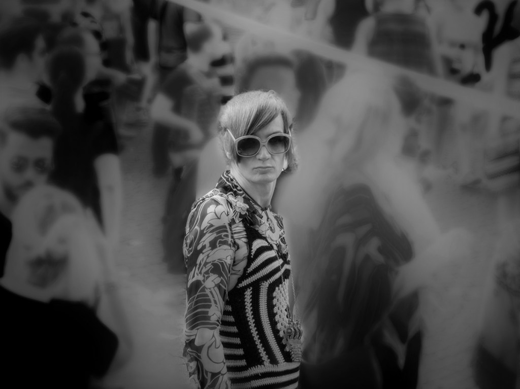 Soli… tra la&nbsp;folla